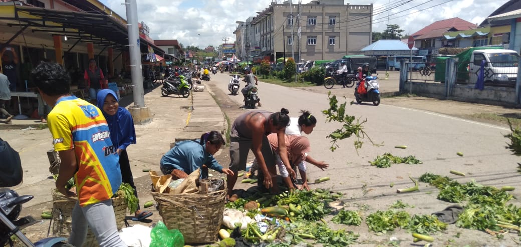 Foto---Para pedagang sayur pasar Jarai Kota Sanggau nekat membuang barang dagangannya lantaran sepi pembeli, Kamis (19/3/2020)---Kiram Akbar