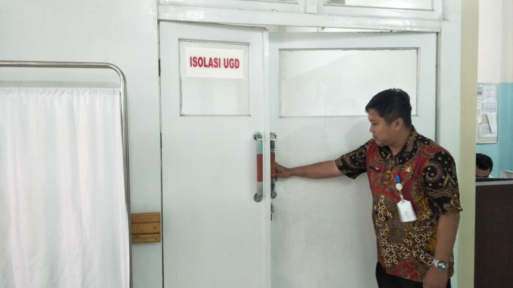 Direkrut utama RSUD Landak dr Wahyu Purnomo saat menunjukan ruang isolasi di UGD RSUD Landak