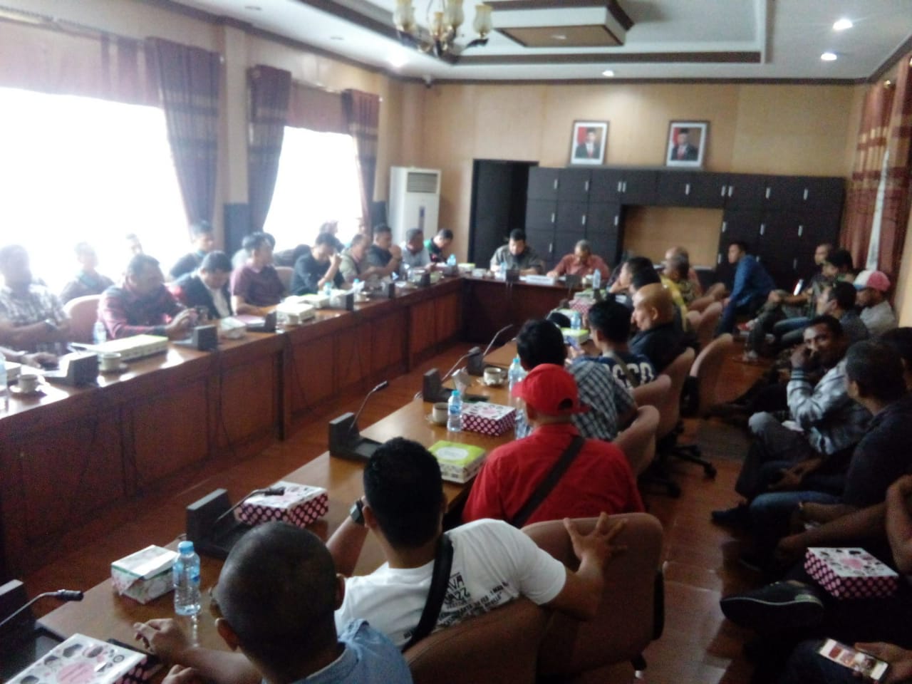 Caption: Pertemuan Komisi V DPRD Provinsi Kalbar dengan Pekerja Outsourcing PT Haleyora Powerindo, Kamis (05/03/2020).